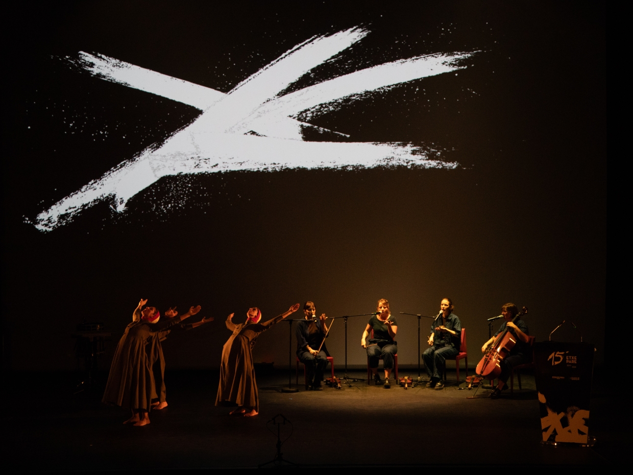 La compañía de danza Haatik y el conjunto musical Habia en el 15º aniversario de Etxepare Euskal Institutua en la Biblioteca Nacional de Francia.