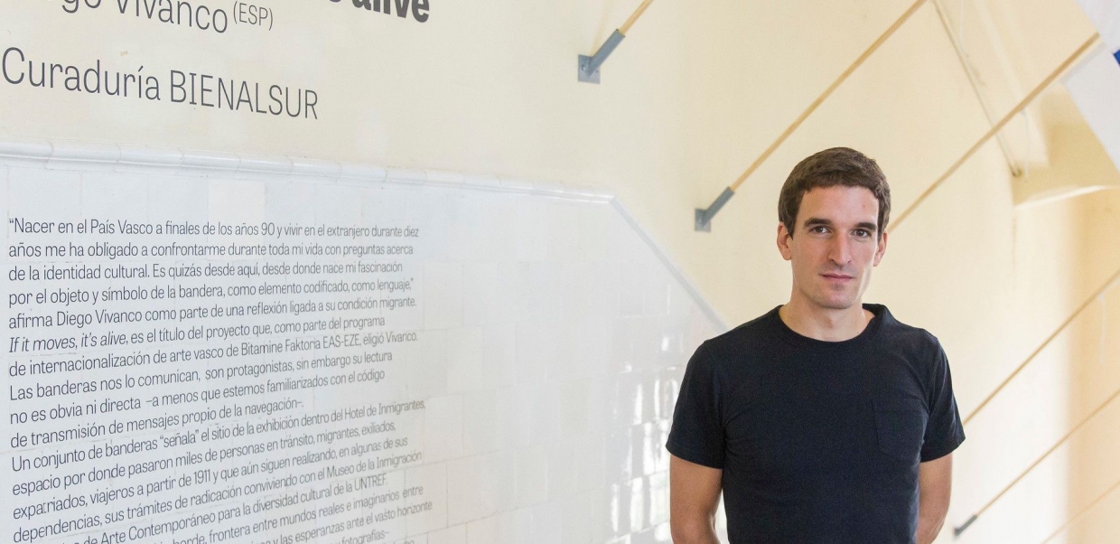 La nueva exposición de Diego Vivanco cuestiona el uso de las banderas