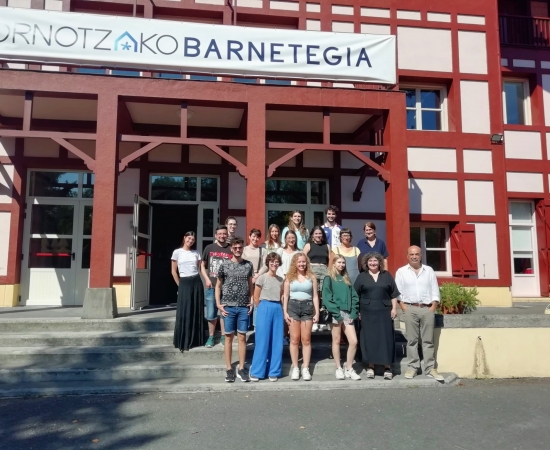 31 estudiantes de la red universitaria aprenden euskera en Amorebieta