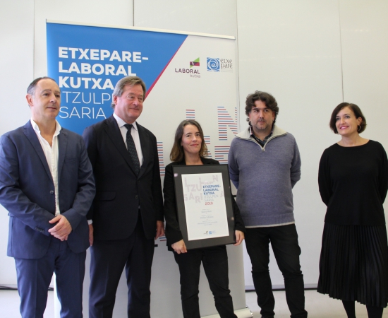 Ainara Munt receives the Etxepare-LABORAL Kutxa Translation Award