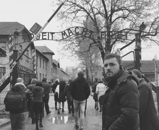 Kirmen Uribe idazleak Auschwitz eta Gernikako esperientziez hitz egin du Polonian antolatutako mahai-inguru batean